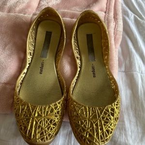 Melissa +campaña gold flats. Excellent condition.  Comfortable easy to clean.